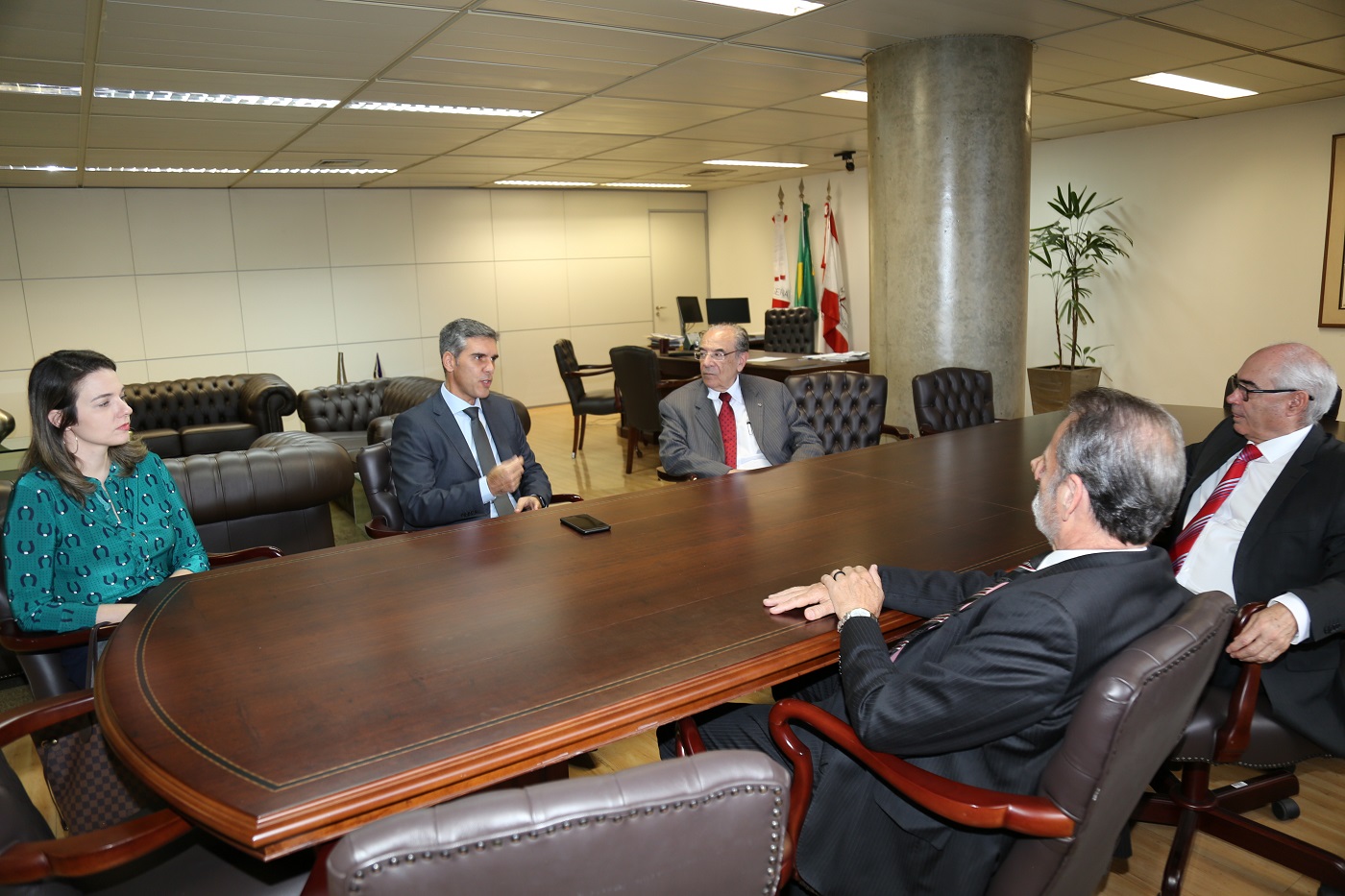 O presidente do TCEMG, Mauri Torres, e os conselheiros Sebastião Helvecio e Durval Ângelo receberam o conselheiro do TCES e sua assessora no gabinete da presidência (Foto: Luiz Gustavo Ribeiro)